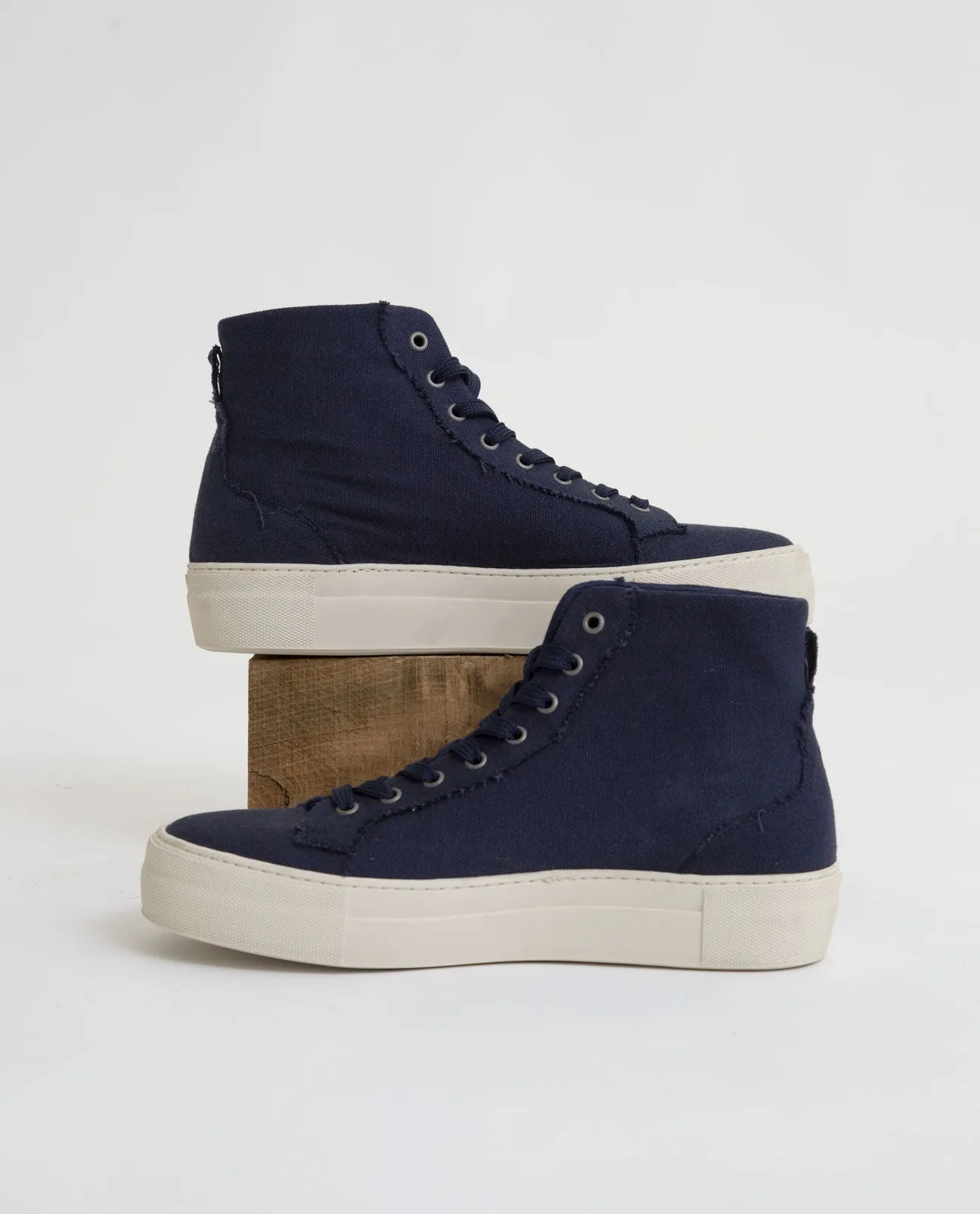 Garda High Top Trainer in Navy