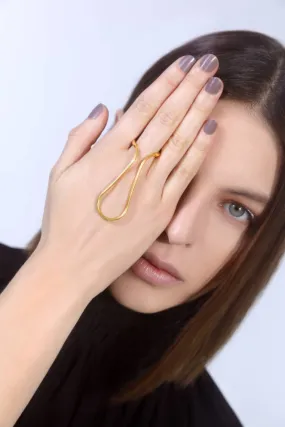 Ring with chain in gold