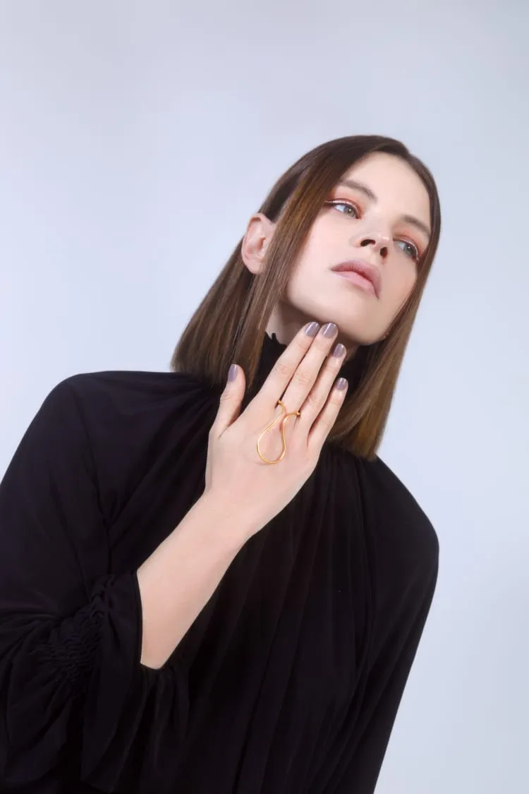 Ring with chain in gold