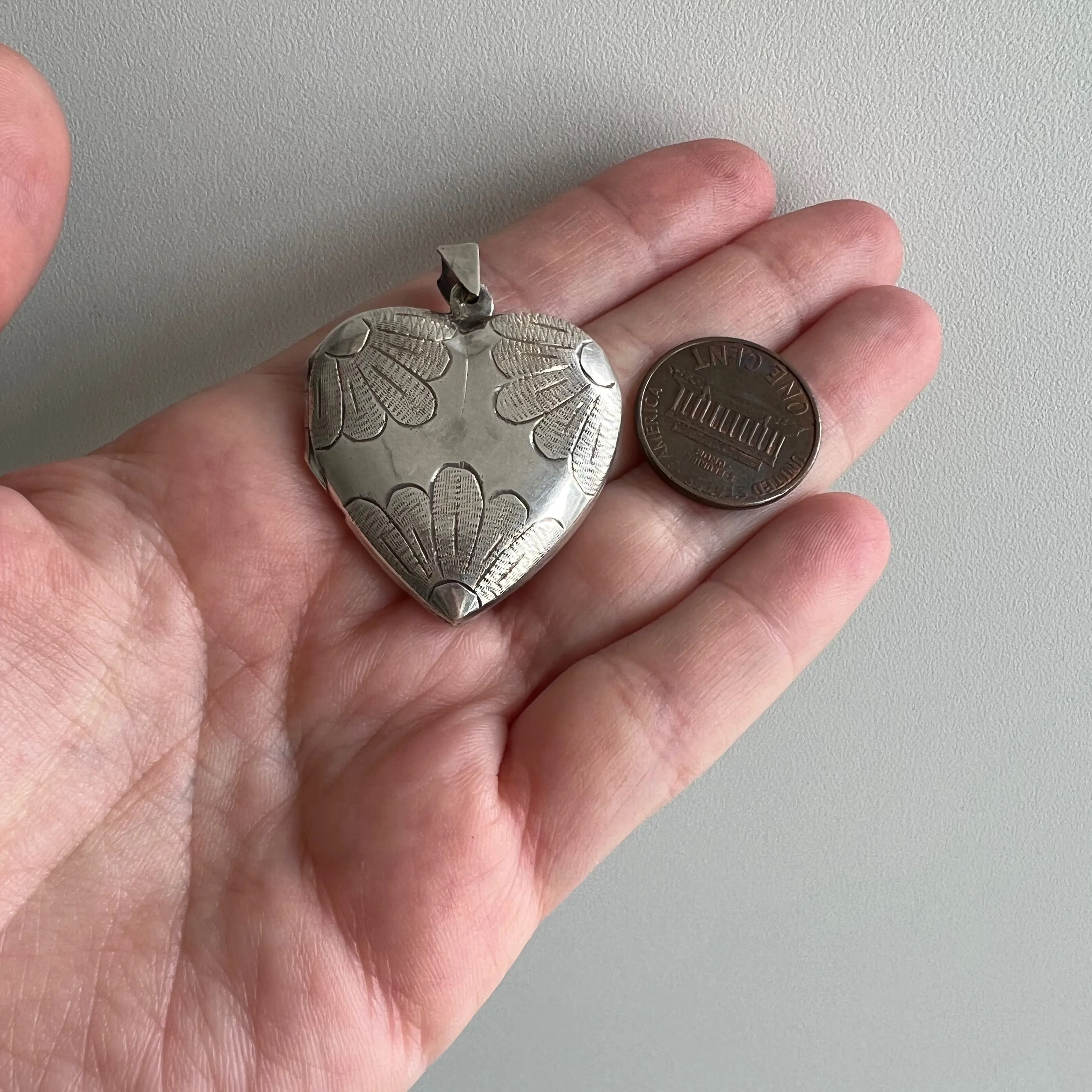 V I N T A G E // floral corners / sterling silver engraved heart locket / a pendant