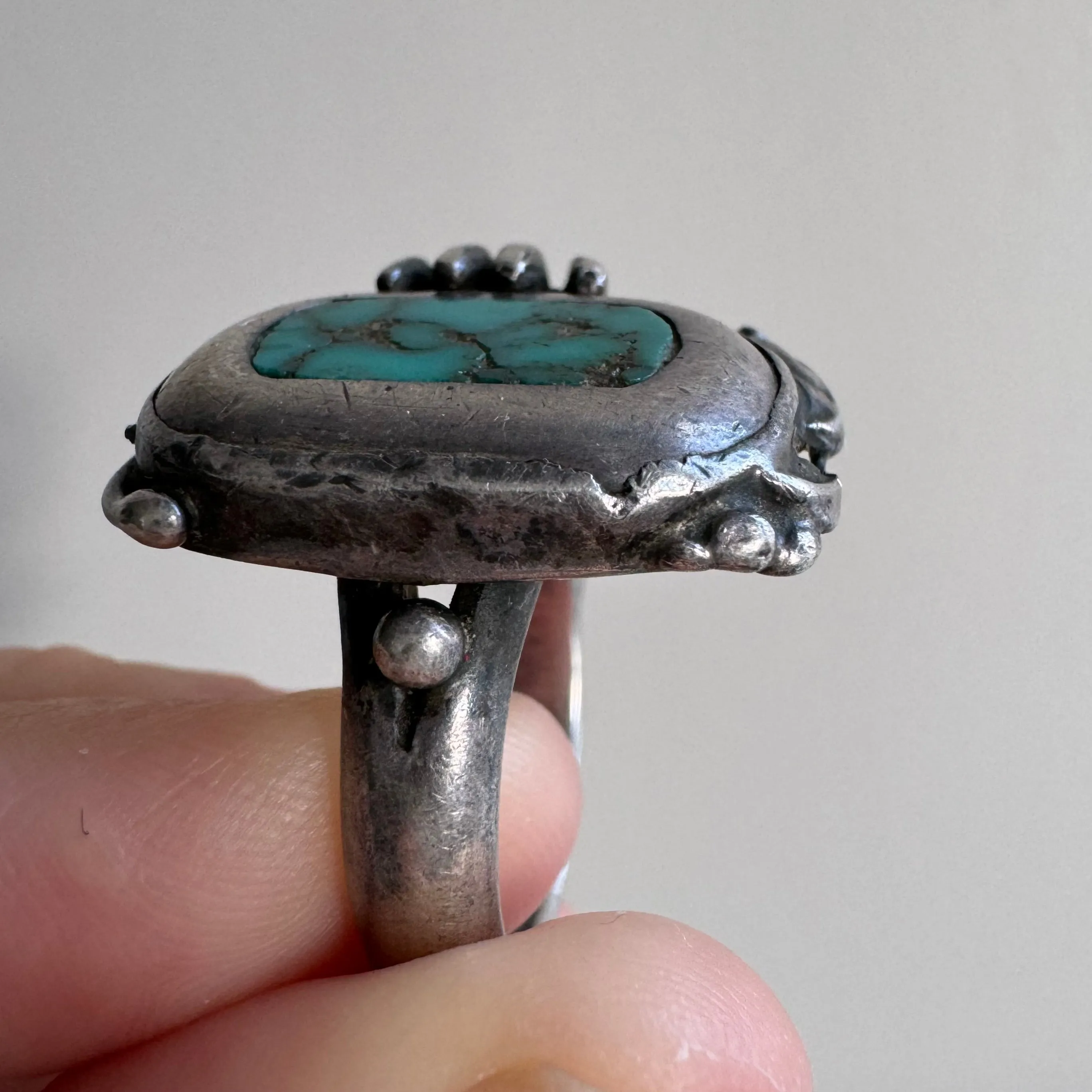 V I N T A G E // mano and magic / sterling silver arts and crafts turquoise and figural hand ring / size 7.75