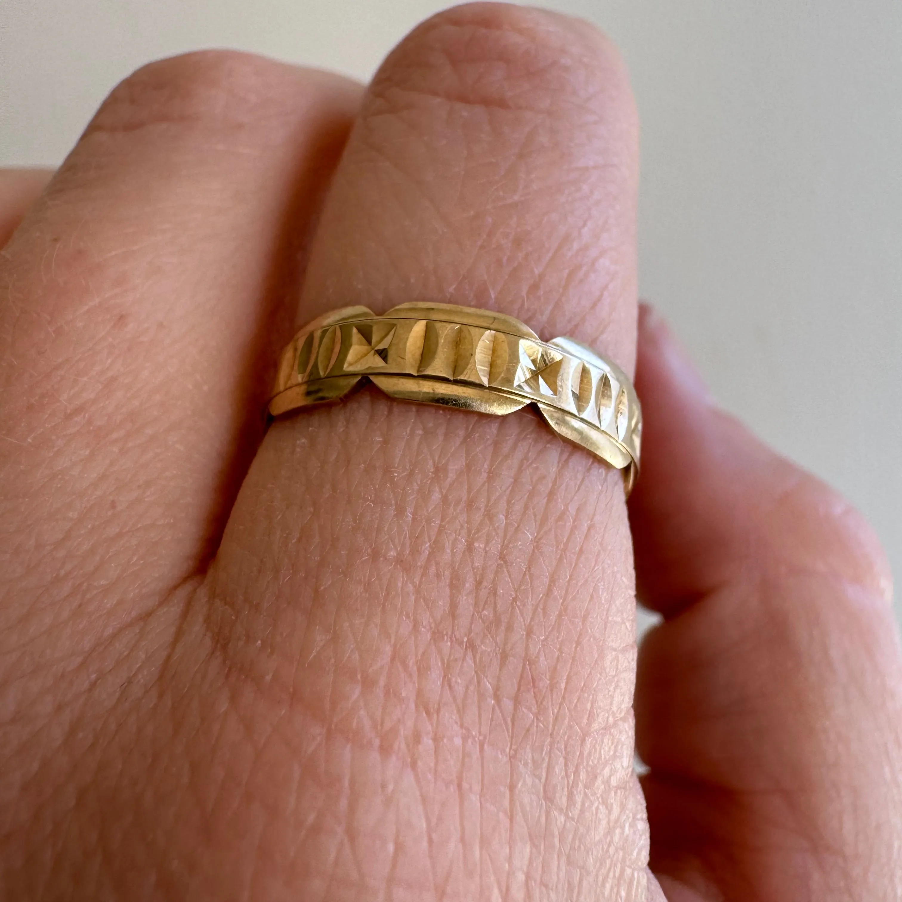 V I N T A G E // ode to victorian / 9k yellow gold scalloped eternity band / size 7-7.5 