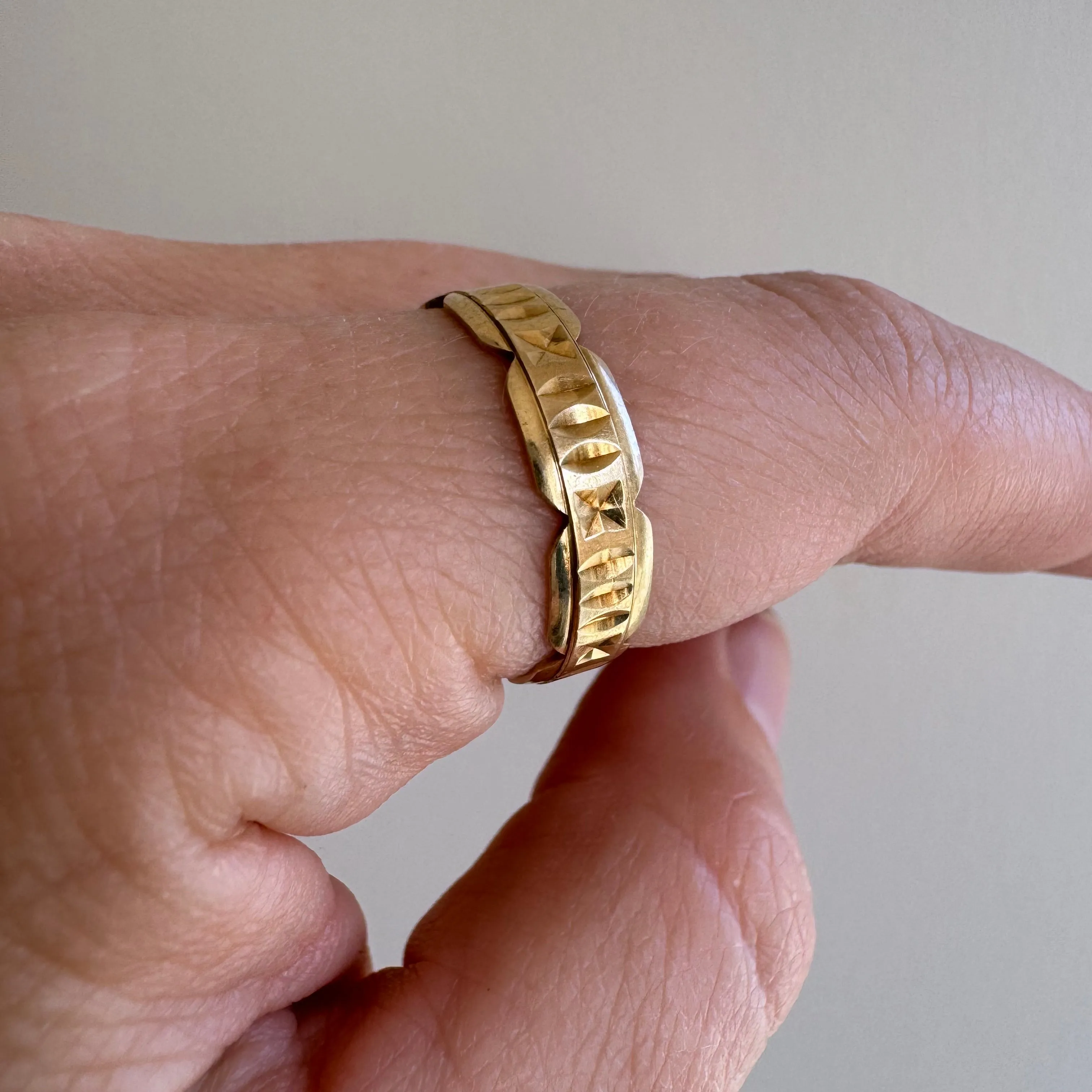 V I N T A G E // ode to victorian / 9k yellow gold scalloped eternity band / size 7-7.5 