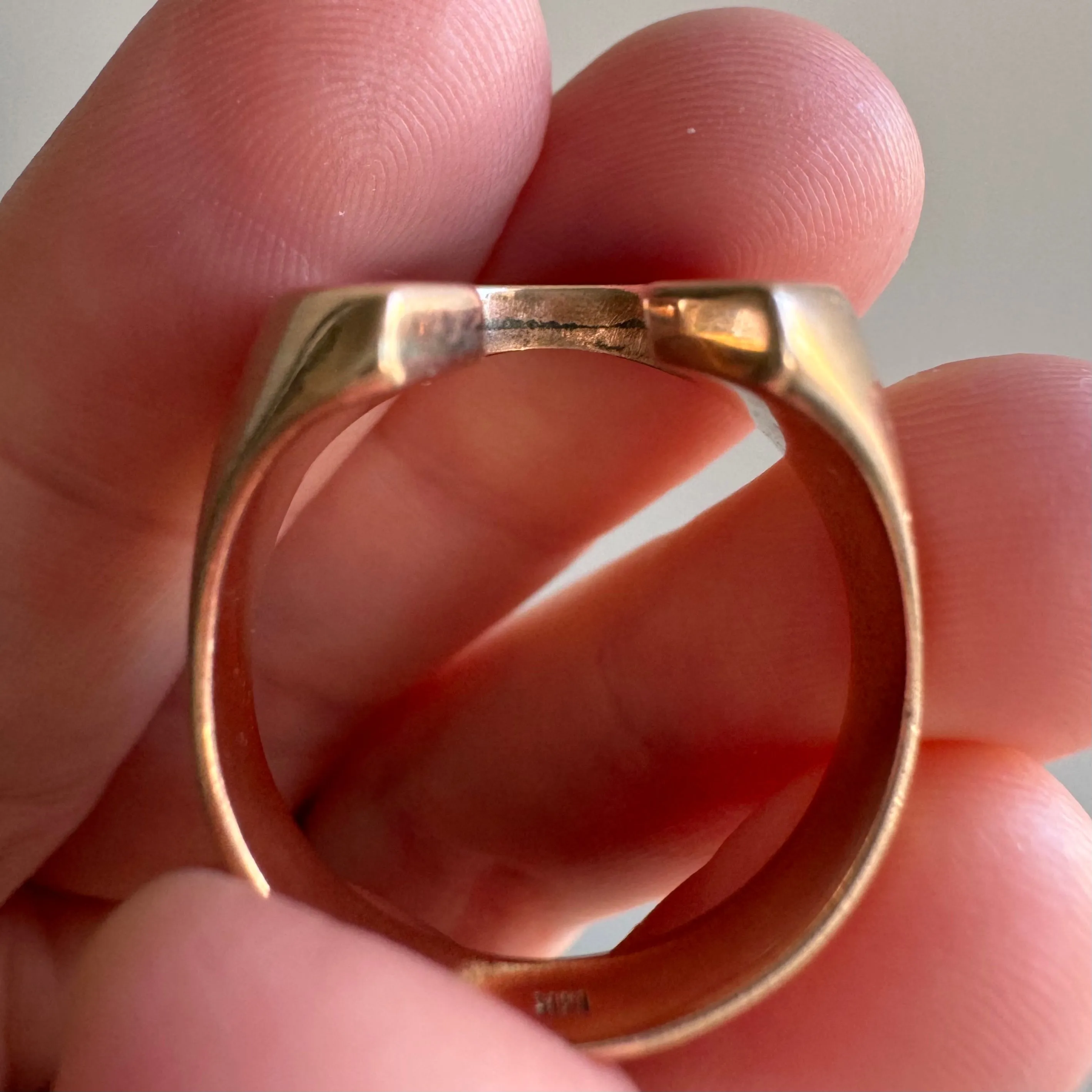 V I N T A G E // significant symbol / 14k rosy yellow gold horseshoe ring with lapis inlay / size 8.25